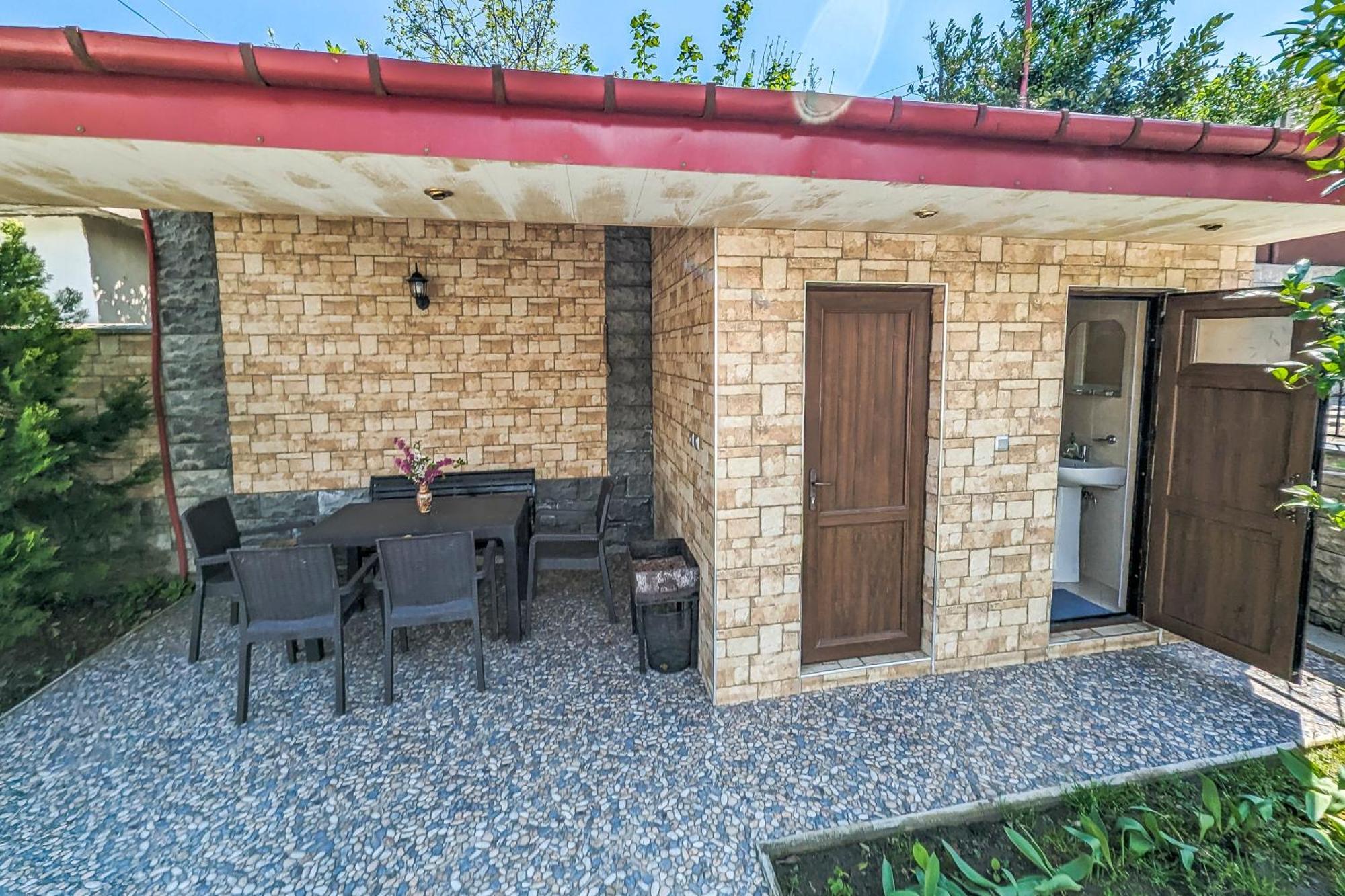 Guest House Sector 30 Kutaisi Exteriör bild